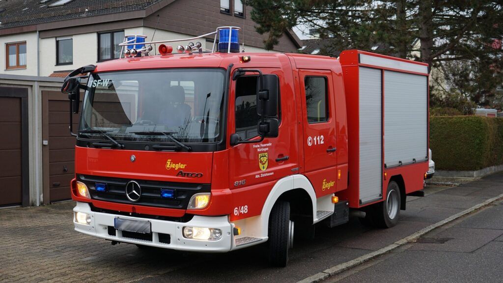 feuer, feuerwehr, feuerwehrleute, notfall, feuerwehrauto, blaulicht, feuer bekämpfen